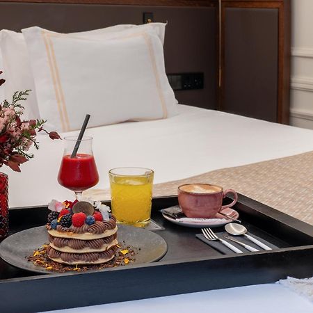Only You Hotel Valencia Exterior photo Room service tray