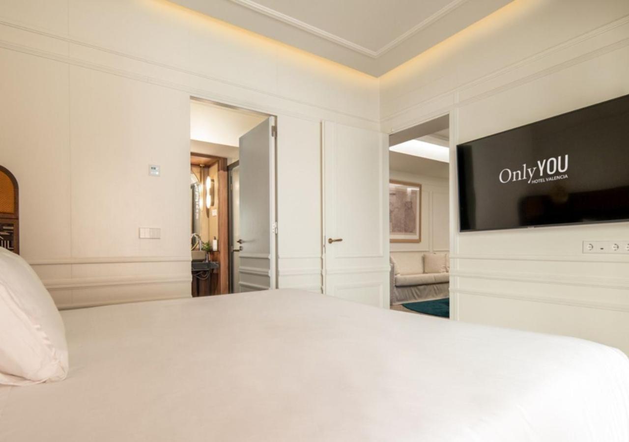 Only You Hotel Valencia Exterior photo A room at the hotel