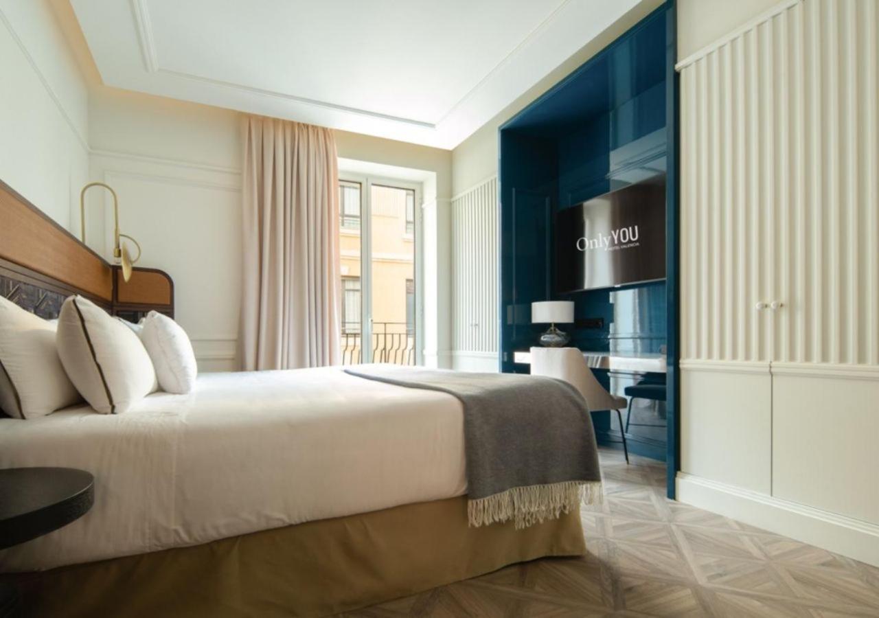 Only You Hotel Valencia Exterior photo Deluxe Room