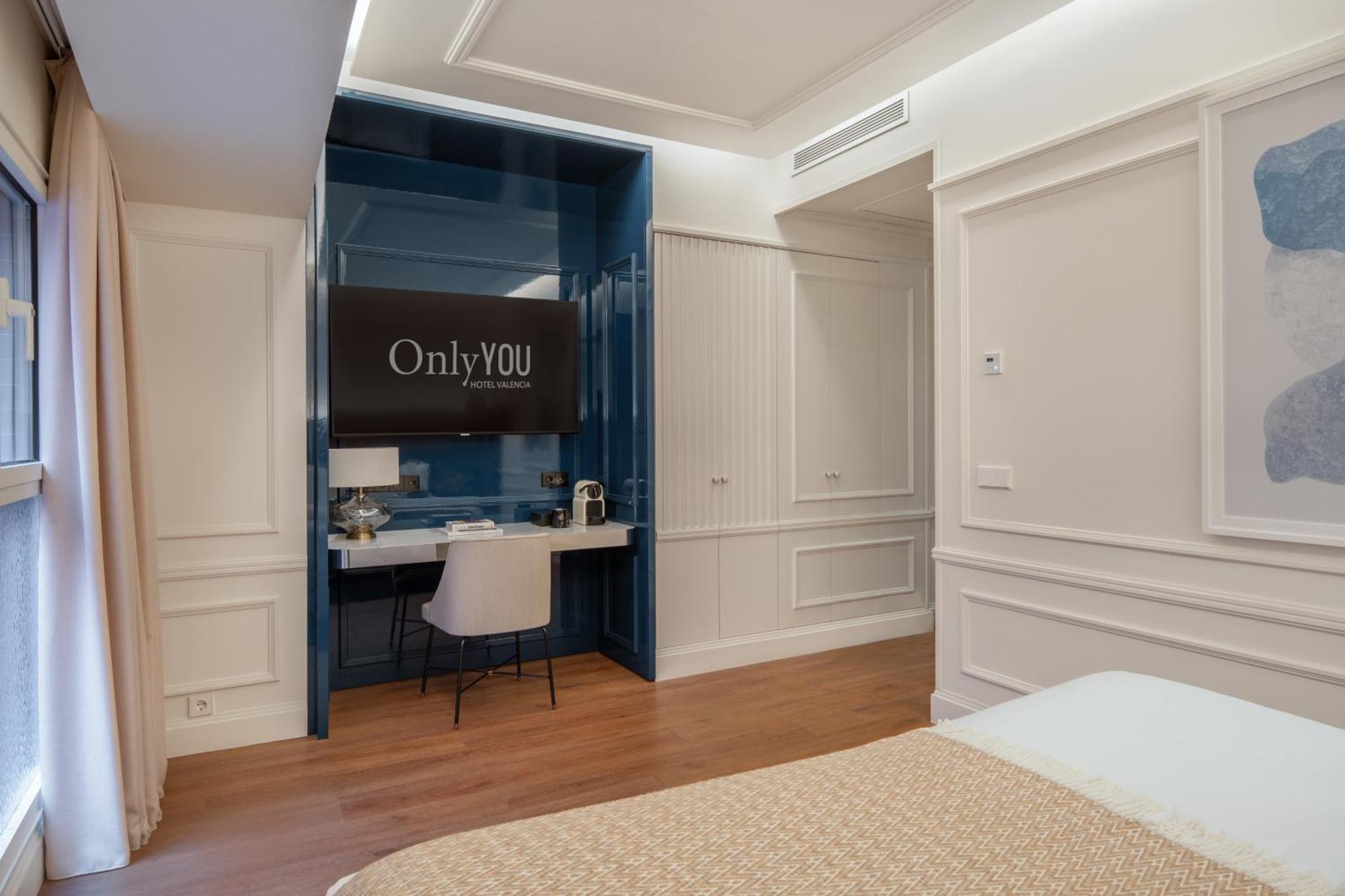 Only You Hotel Valencia Exterior photo A room at the hotel