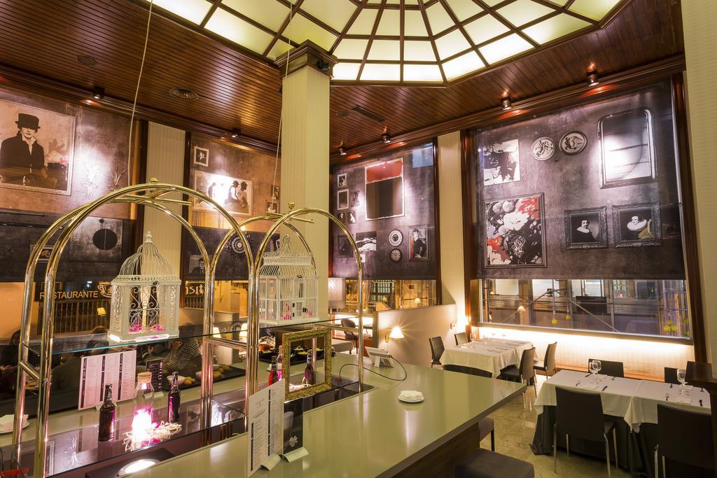 Only You Hotel Valencia Exterior photo The interior of the restaurant
