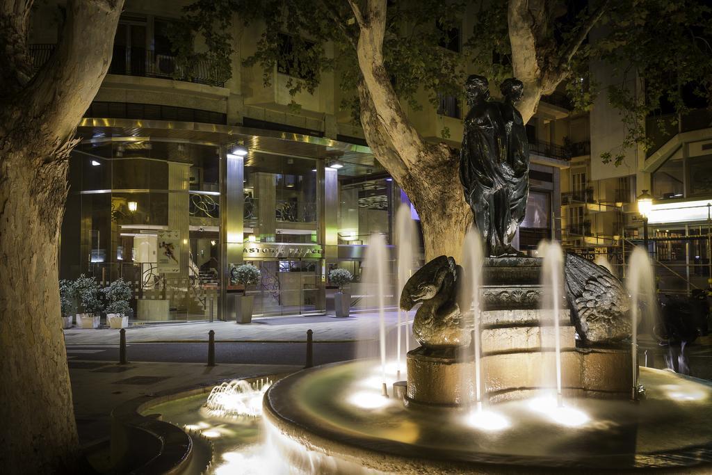 Only You Hotel Valencia Exterior photo Fountain at the Four Seasons Hotel
